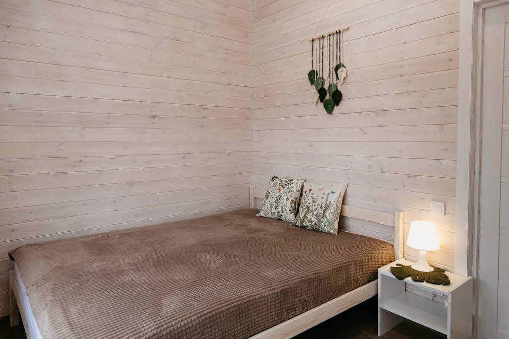 Дом с панорамными окнами и террасой в окружении леса