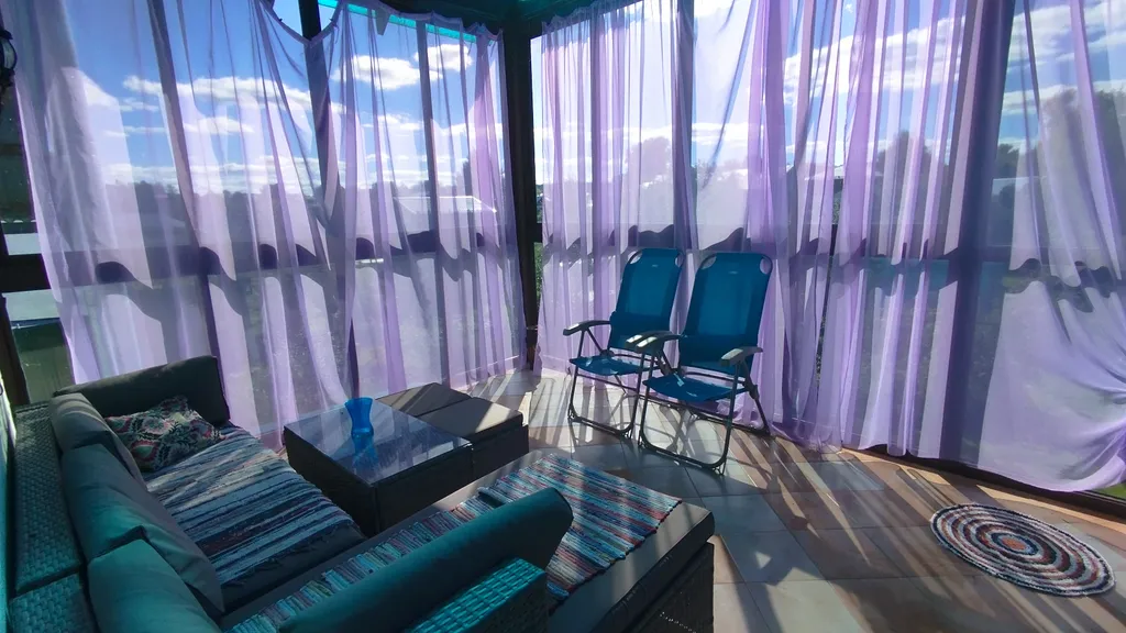 Домик прямо на берегу озера Тосканка