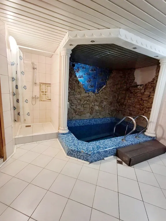 Коттедж в центре города с бассейном