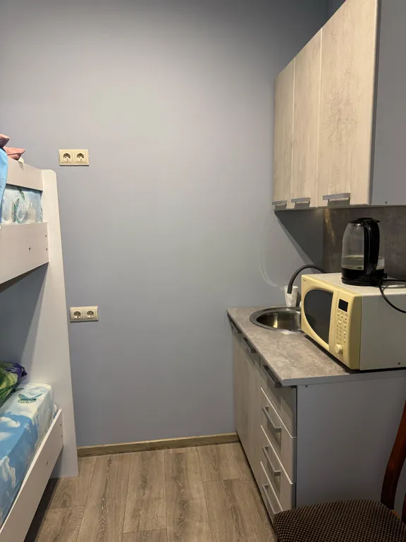 Номер без окна, общий туалет, без душа, имеется чайник, микроволновка,