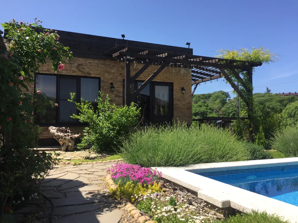 Вилла с бассейном и видом на озеро