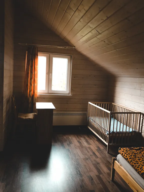 Дом в окружении соснового леса