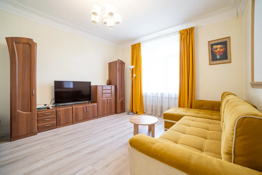 Сталинка в центре, в пешей доступности парк и вокзал, кондиционер, wi-fi