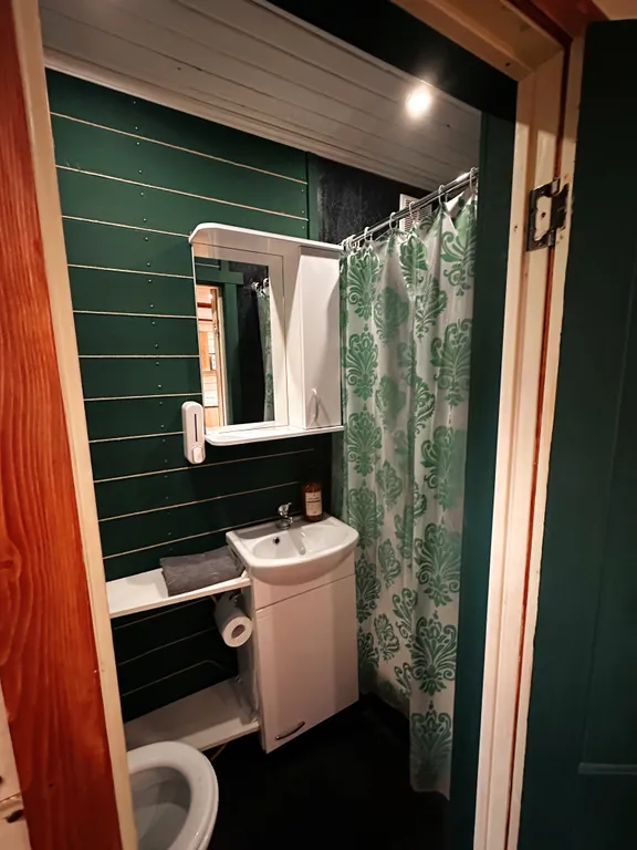 Двухэтажный дом на берегу реки Волга