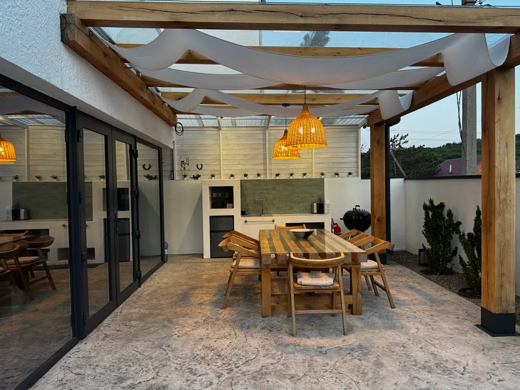 Дом в тихом месте, со своим минипляжем