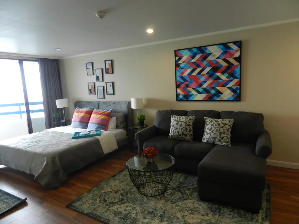 Студия с фронтальным видом на море