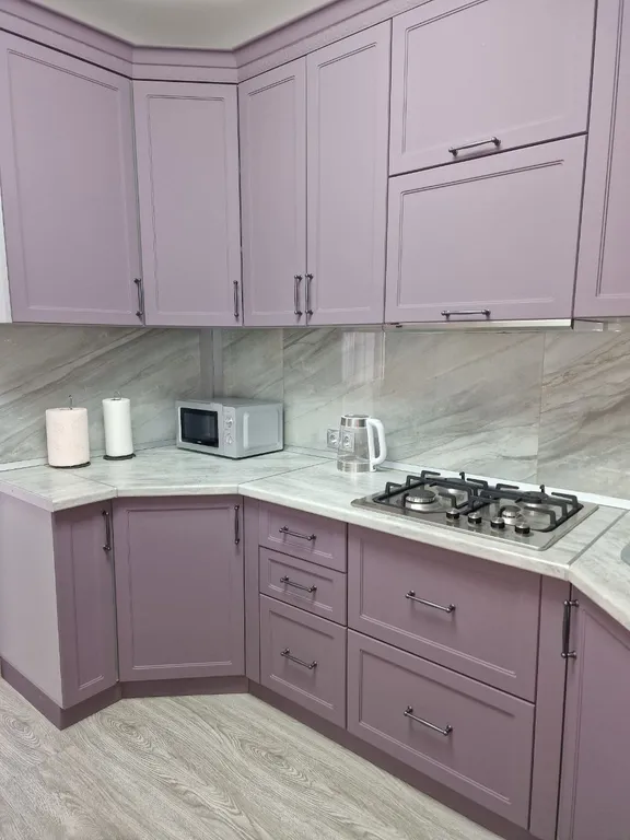 Квартира с панорамными окнами и очками виртуальной реальности