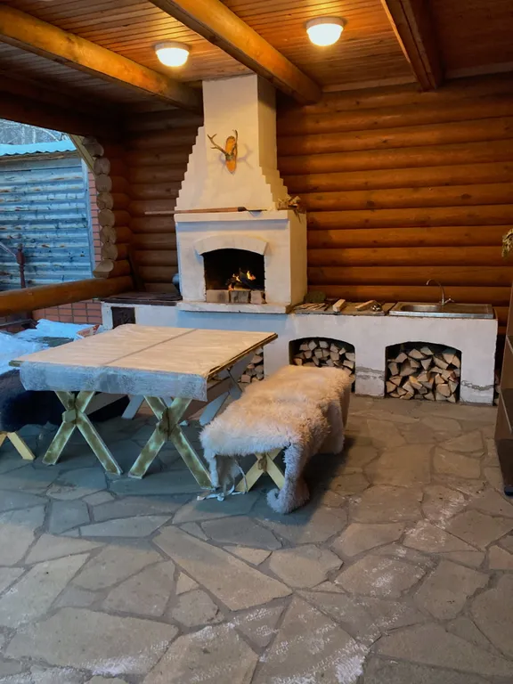 Дом в два этажа с двумя спальнями и гостиной, летний бассейн, баня