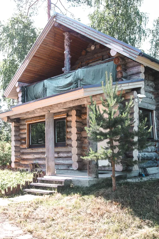 Дом у озера из натурального дерева