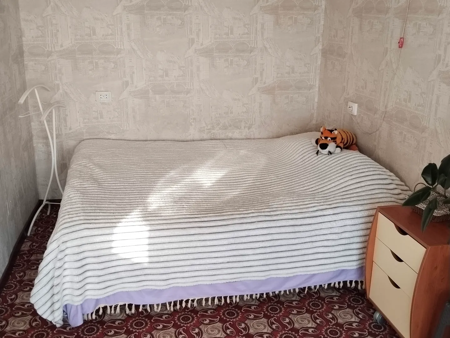 Большая кровать с удобным матрасом 