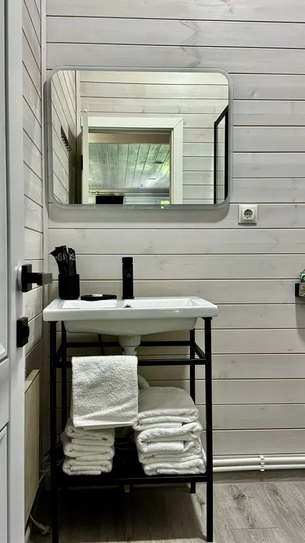 Шале на берегу реки, с беседкой