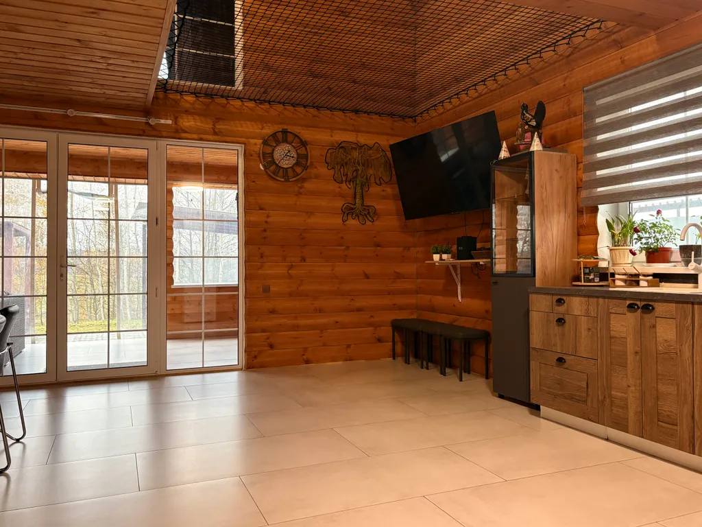 Дом с сауной и тёплым бассейном у пруда