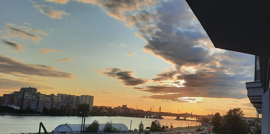Белая студия с видом на Неву