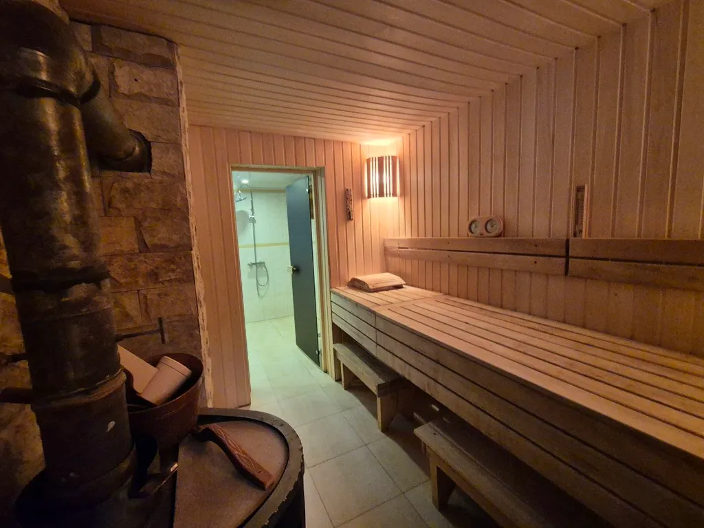 Двухэтажный загородный дом рядом с озером