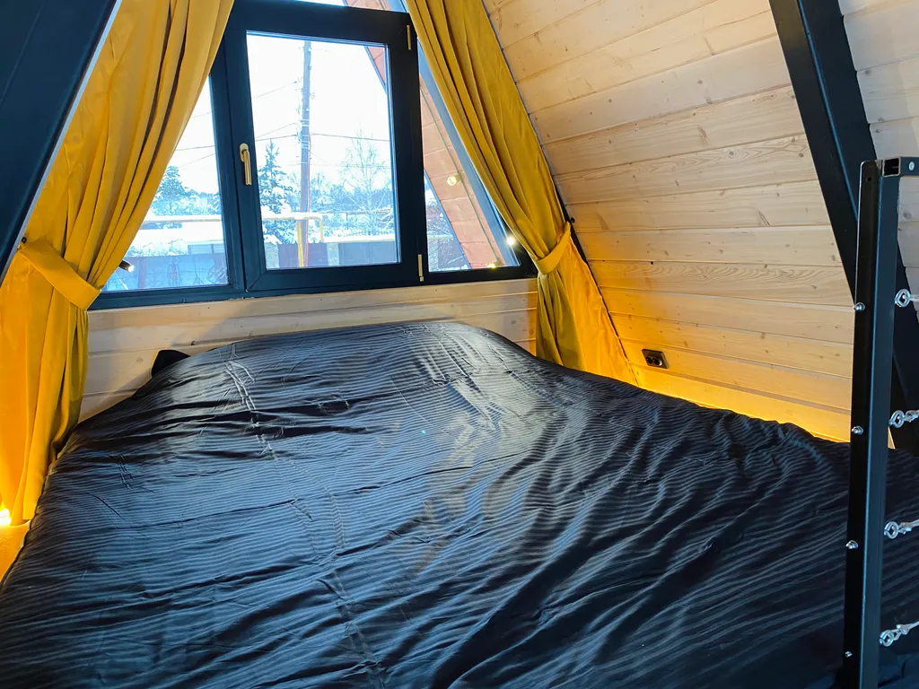 Треугольный дом A-фрейм с панорамными окнами Космос