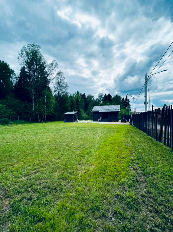 Дом в лесу у озера