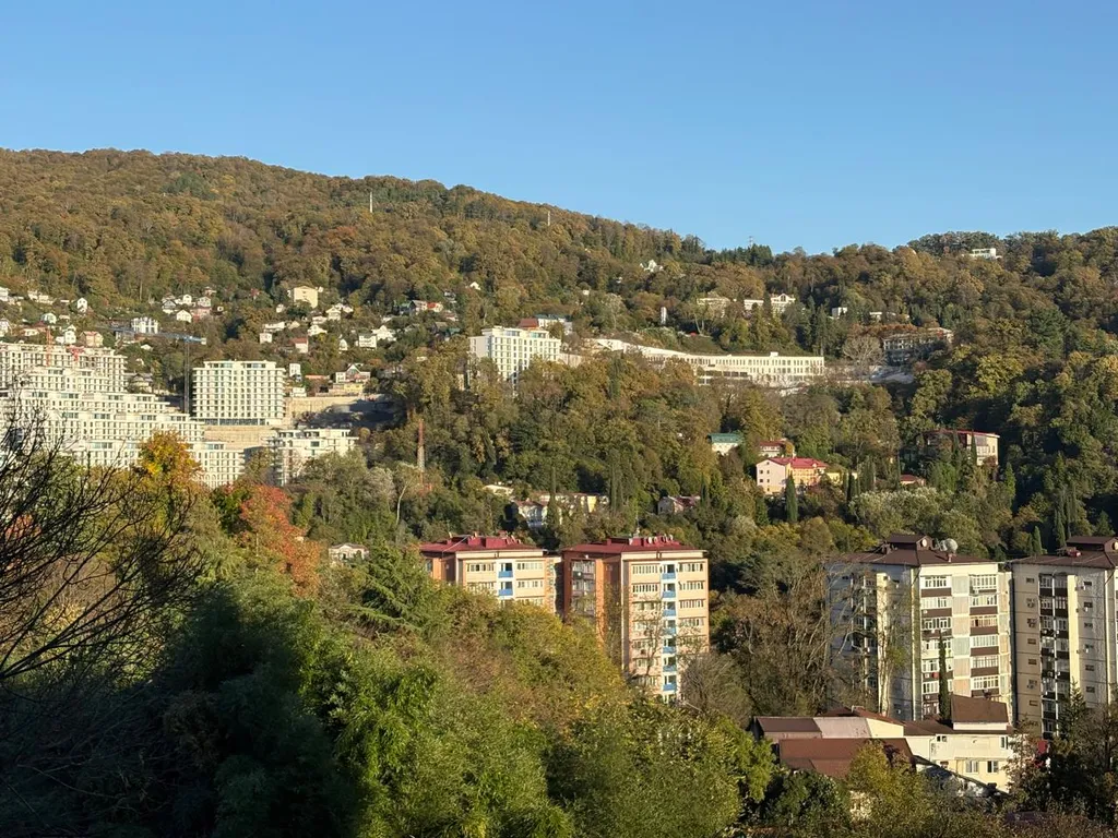 Апартамент с панорамными окнами с видом на море, горы и лес в Хосте