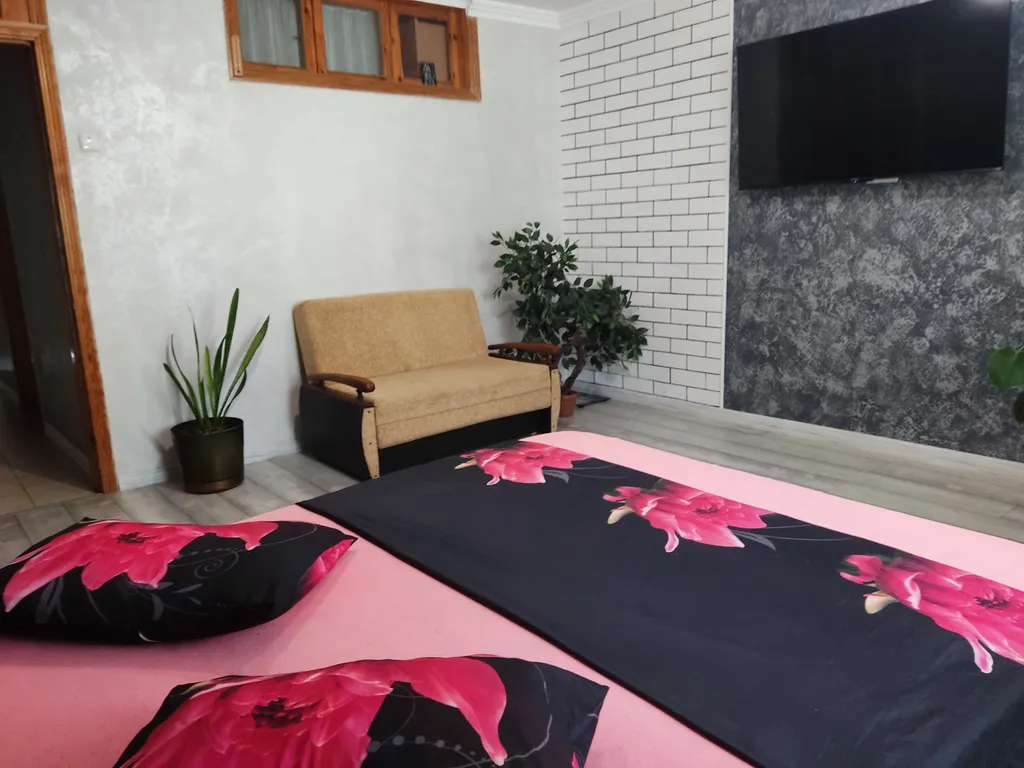 Коттедж с гаражом и двориком