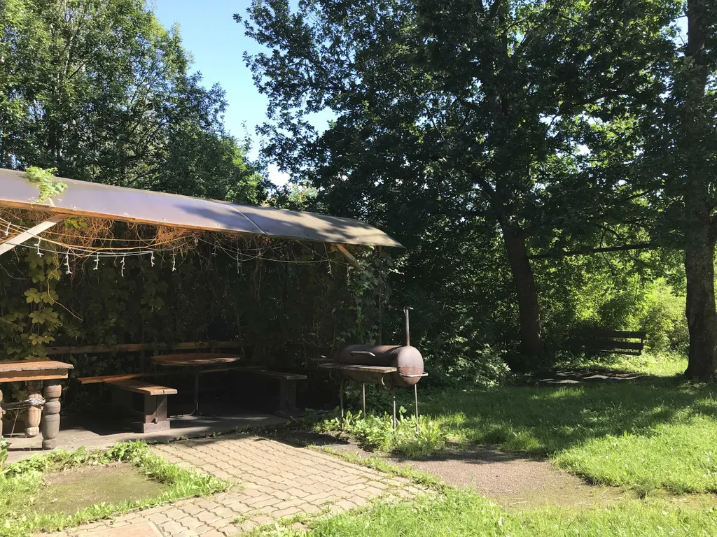 Коттедж на берегу пруда с бассейном