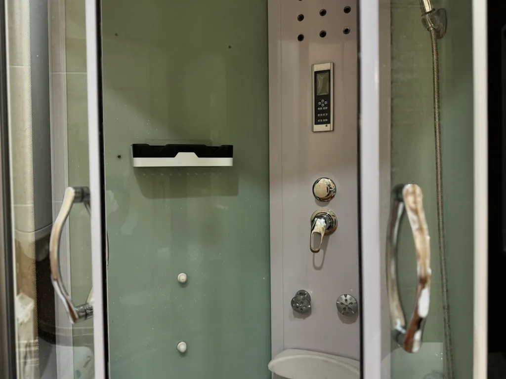 Двухместный номер в Ялте
(Санузел и кухня общие)