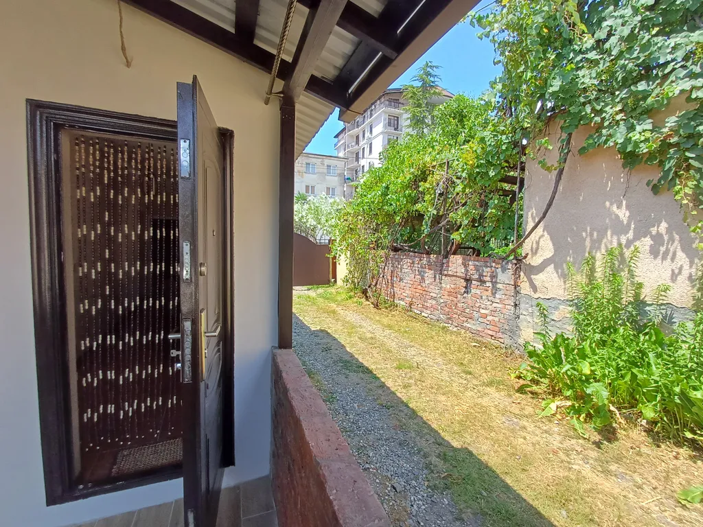 Коттедж Новый апарт-домик с выходом на уютный балкон в 5 минутах от моря — Сухум