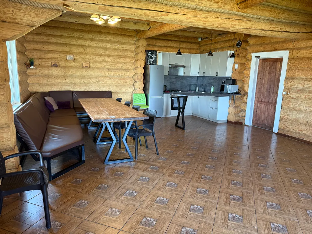 Бревенчатый коттедж с баней и бассейном