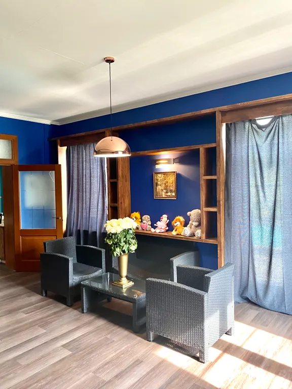 Вилла с квадратным бассейном