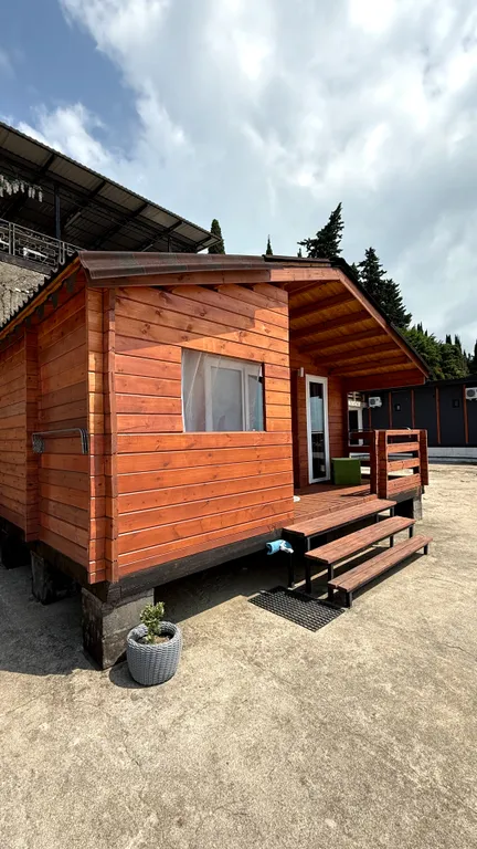 Домик на берегу с видом на море