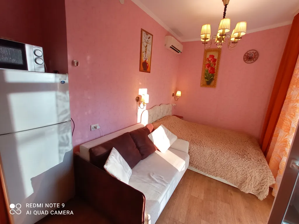 Комфортная квартира-студия с балкончиком в центре Алупки у дворца