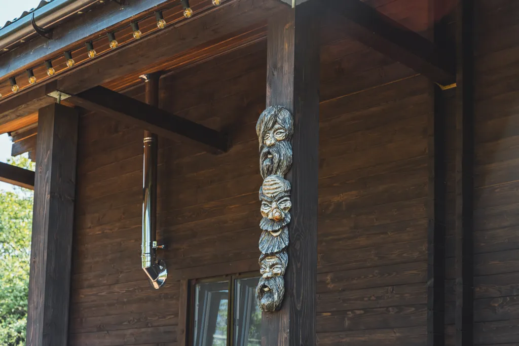 Дом Talotonttu на холме в окружении леса