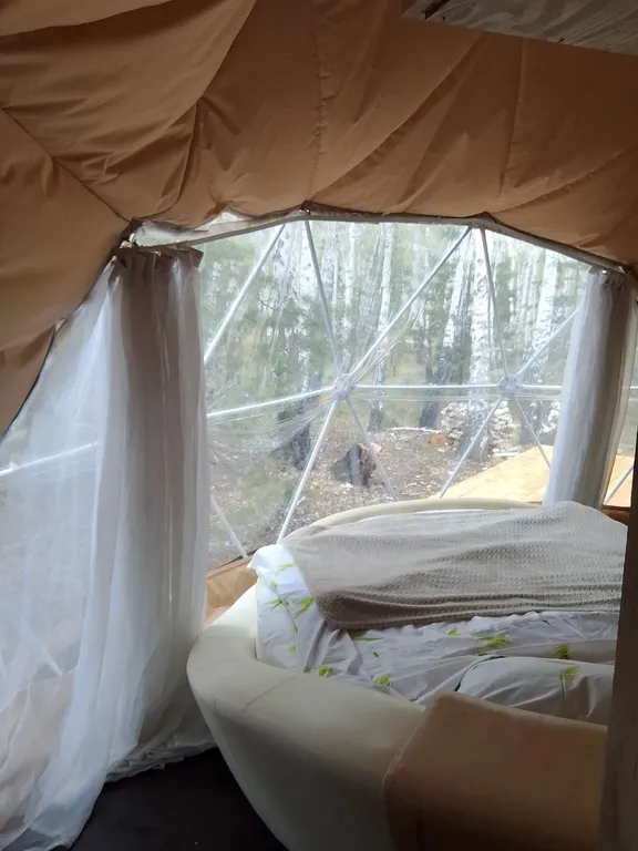 Гео купол в лесу на берегу озера Увильды