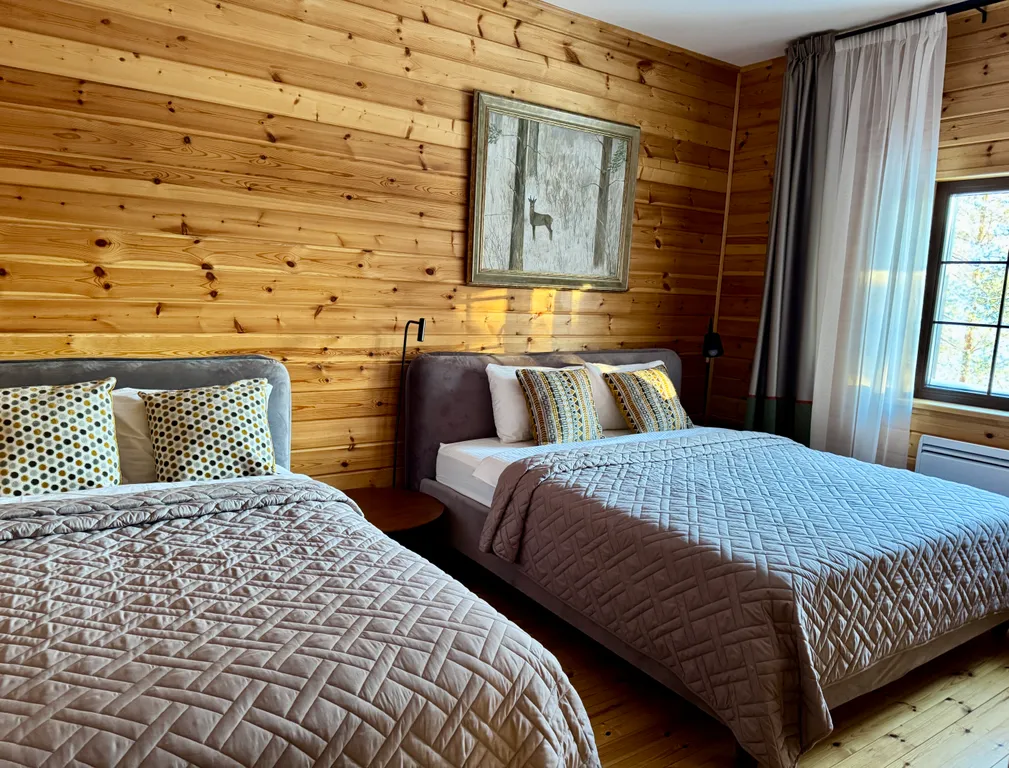 Комфортный деревянный коттедж у самого леса.