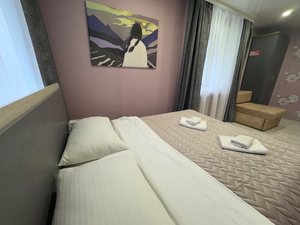 Двухкомнатная студия с красным диваном в центре города