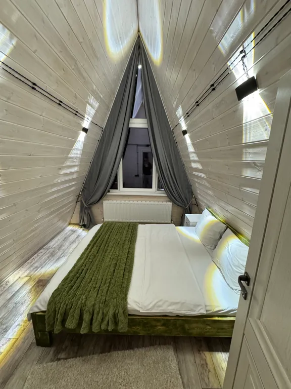 Уютный дом а-фрейм в сосновом лесу