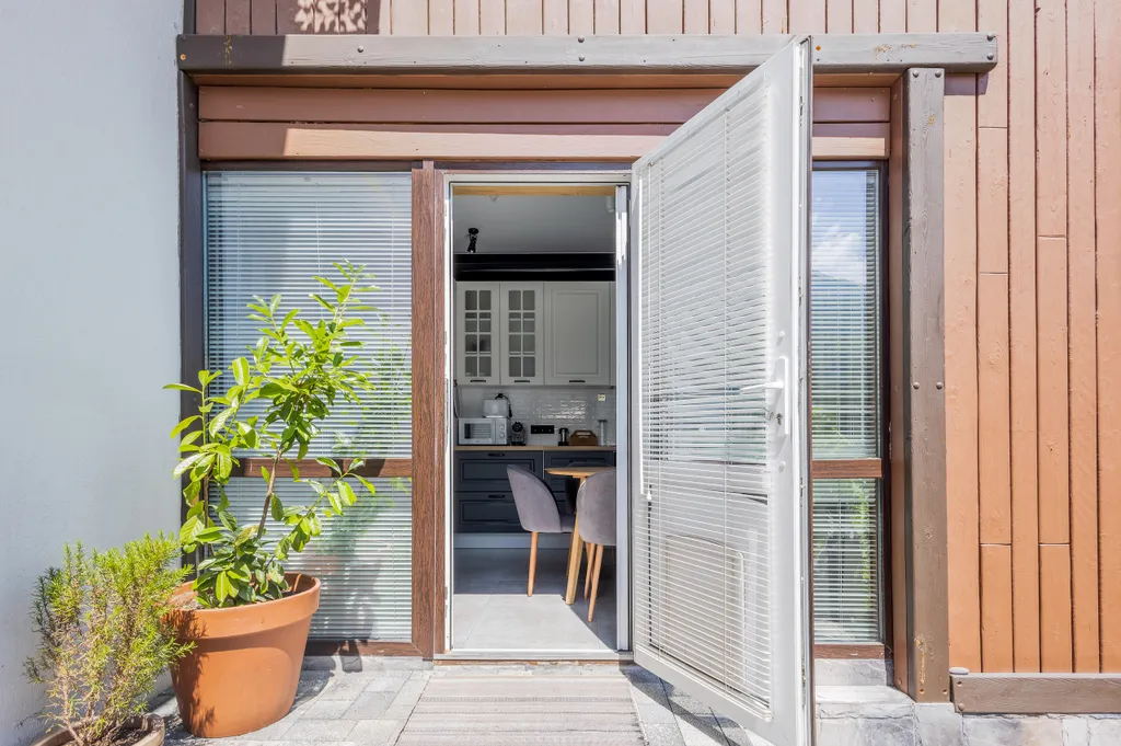 Дом у сквера в центре Поляны