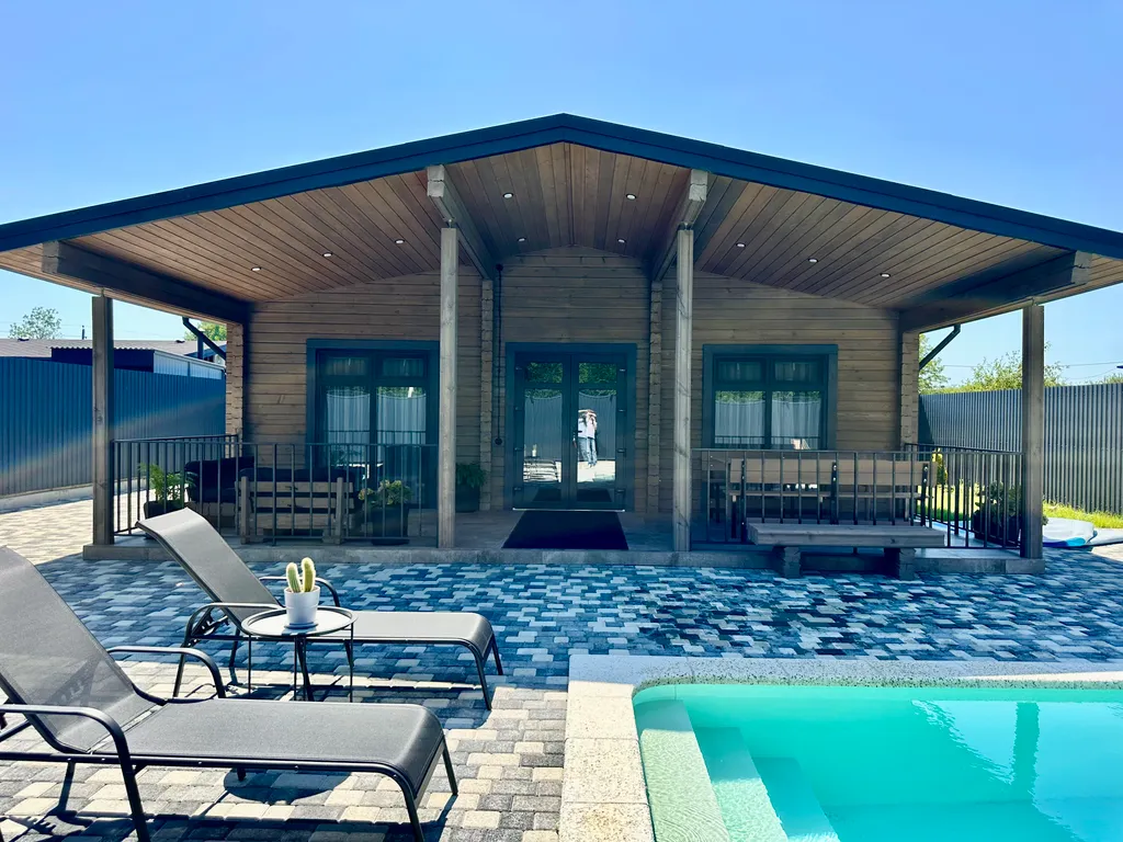 Дом с бассейном