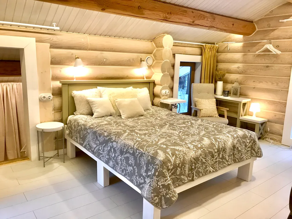 Дом на скале с видом на озеро