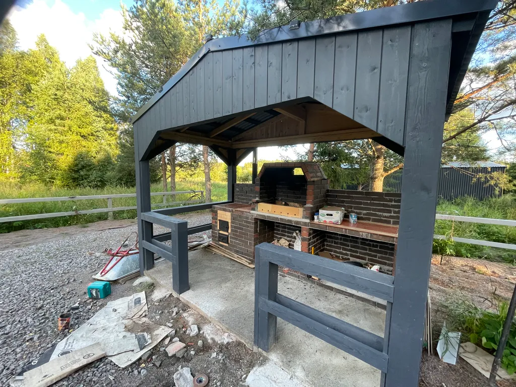 Уютный домик в тихом месте рядом с водой