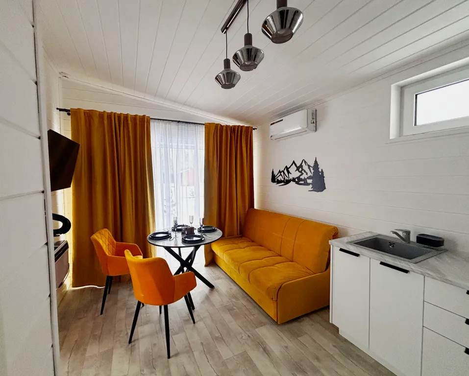 Домик у озера с купелью