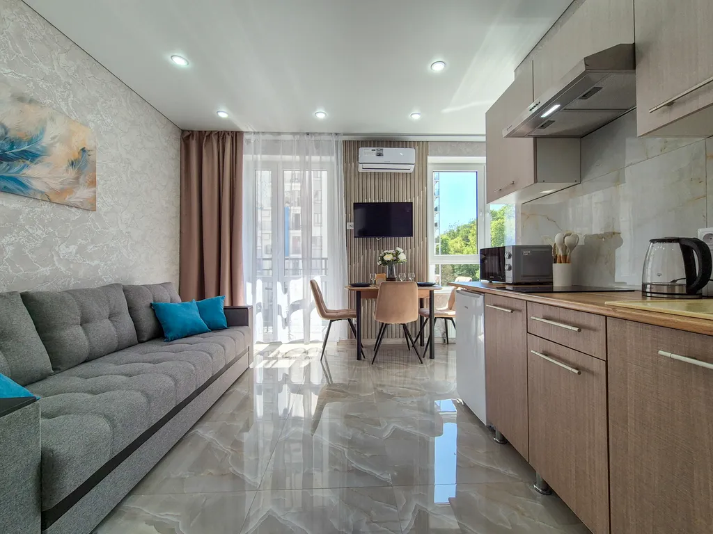 Просторная студия с балконом