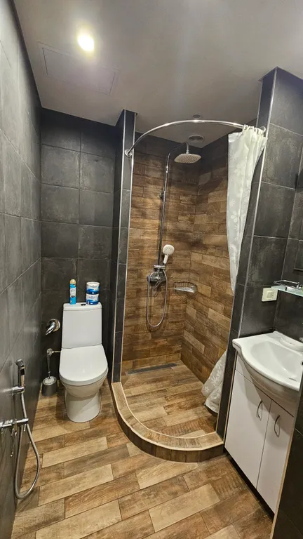 Просторная, светлая квартира с двумя спальнями, малый центр