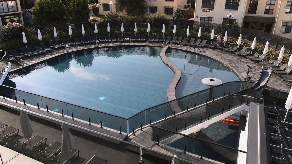 Апартамент с кухней с круглогодичным бассейном и тренажерным залом