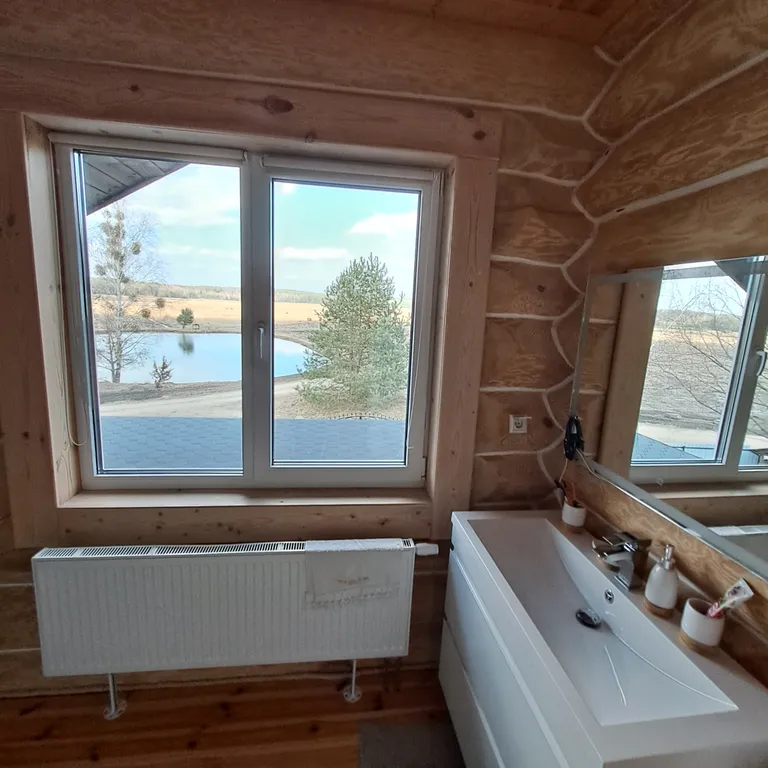 Уютный домик, на опушке леса, с видом на озера