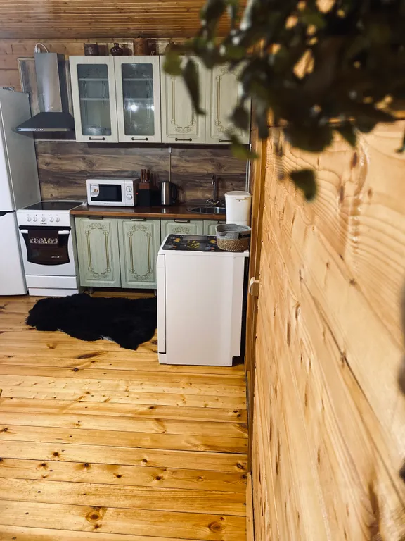 Берлога люкс, коттедж с банным чаном для отдыха с видом на лес и скалы