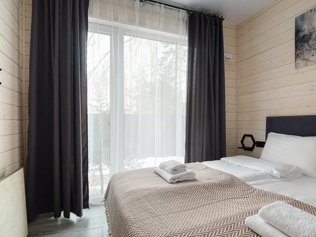 Семейный коттедж с баней и чаном в Шишкин Плейс в хвойном лесу