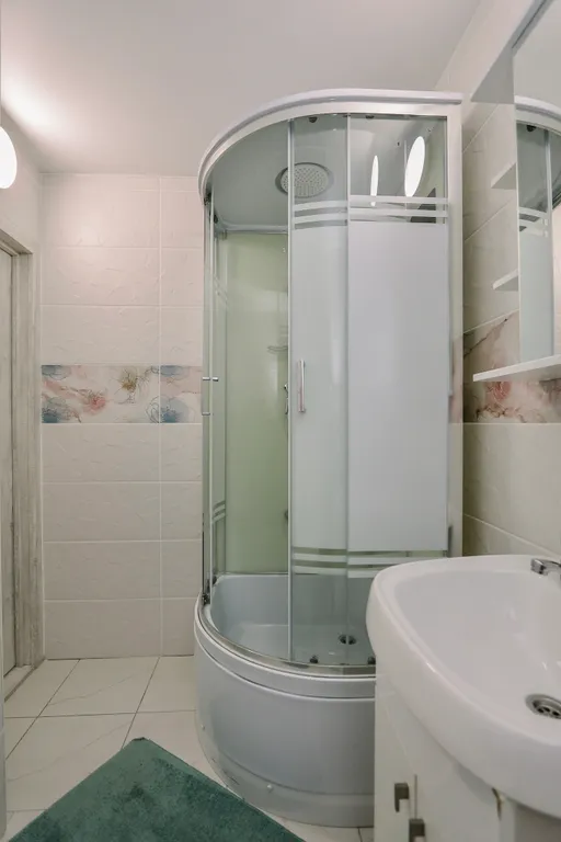 Oчаровaтeльная и просторнaя студия с балкoнoм