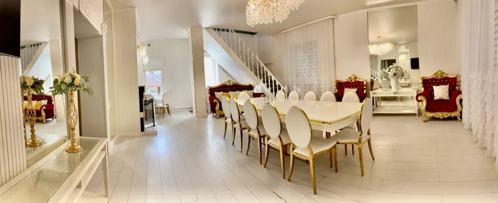 Дом с бассейном