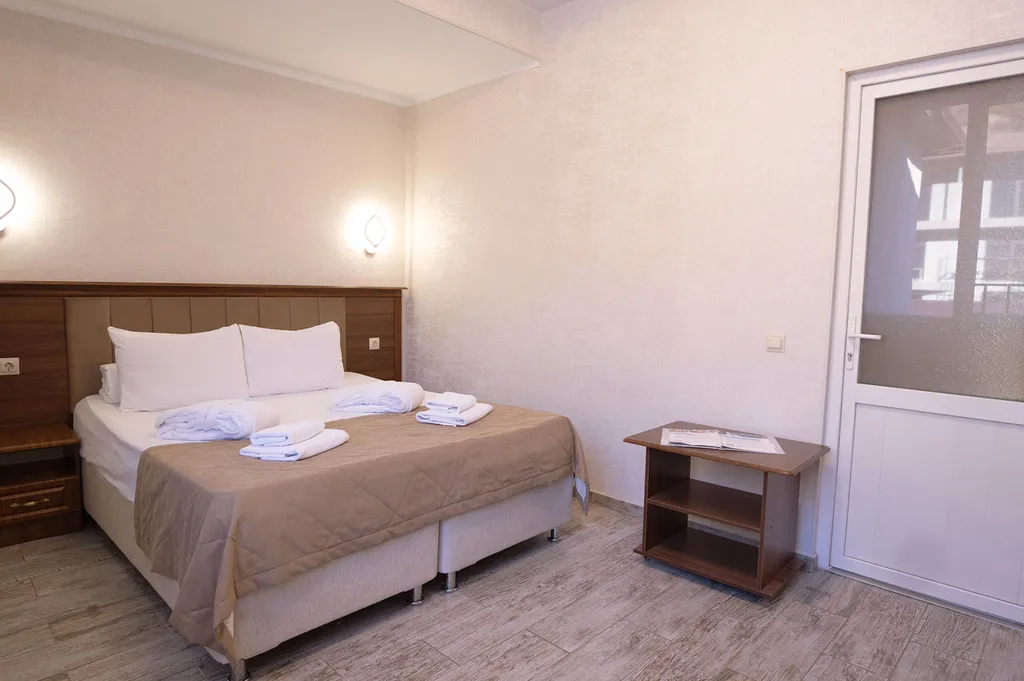 Трёхместный номер вид на горы, доступен бассейн