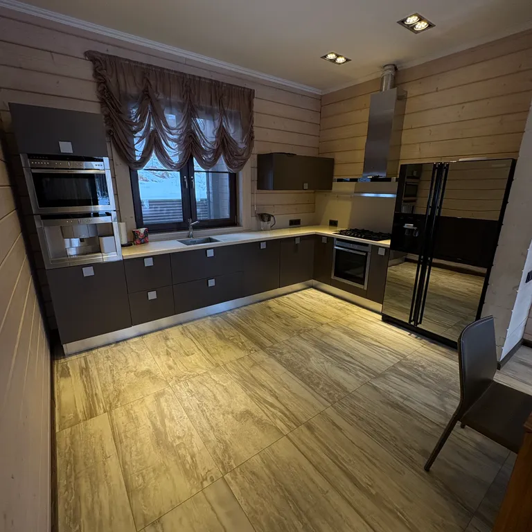 Современный коттедж на берегу озера Лавиярви