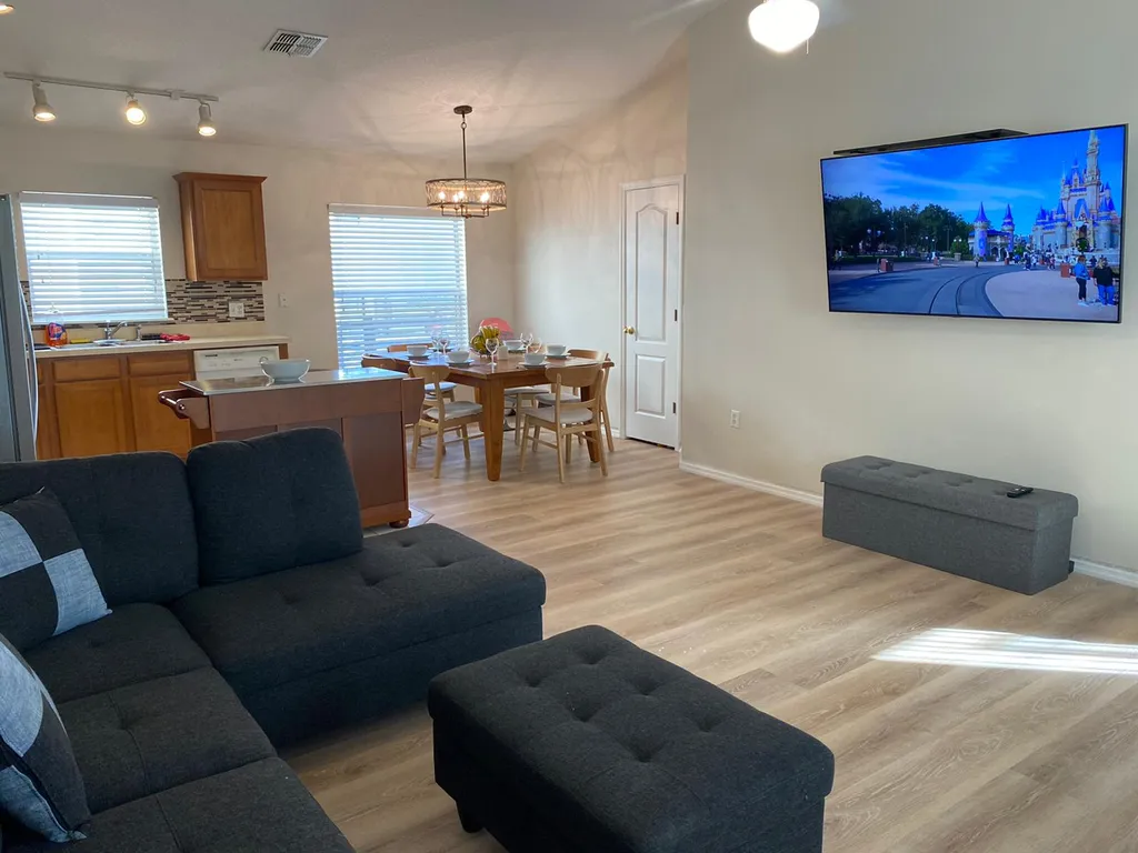 Уютный большой дом с бассейном недалеко от Диснейлэнда